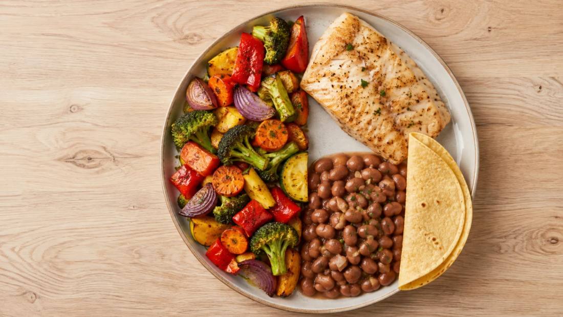 El plato de la longevidad: cómo comer para envejecer bien